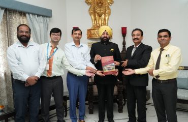 Vice Chancellor of Uttaranchal University Dr. Rajesh Bahuguna and Prof. Sharafat Ali as well as Dr. Vaibhav Uniyal and Prof. Anjum Parvej of Siddharth Law College paid a courtesy call on the Hon'ble Governor.