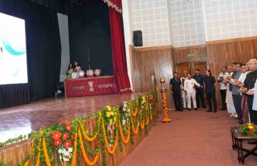 एआई चैटबॉट ‘‘स्पीच टू टेक्स्ट और टेक्स्ट टू स्पीच’’ को लॉन्च करते हुए राज्यपाल।