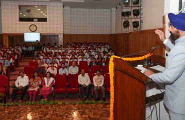‘‘एआई, मेटावर्स और क्वांटम कंप्यूटिंग के साथ कल का निर्माण’’ विषय पर आयोजित एक दिवसीय कार्यशाला को संबोधित करते हुए राज्यपाल।