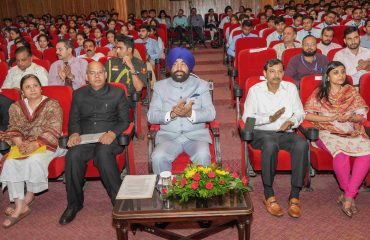 राजभवन में ‘‘एआई, मेटावर्स और क्वांटम कंप्यूटिंग के साथ कल का निर्माण’’ विषय पर आयोजित एक दिवसीय कार्यशाला में प्रतिभाग करते हुए राज्यपाल।