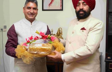 राज्यपाल से शिष्टाचार भेेंट करते हुए सचिव कार्यक्रम क्रियान्वयन और संस्कृत शिक्षा दीपक कुमार।