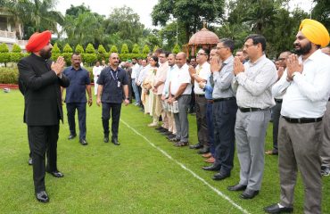 स्वतंत्रता दिवस के अवसर पर राजभवन के अधिकारियों एवं कर्मचारियों का अभिवादन स्वीकार करते हुए राज्यपाल।