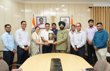 आईटीडीए के अधिकारियों को स्मृति चिन्ह भेंट करते हुए राज्यपाल।