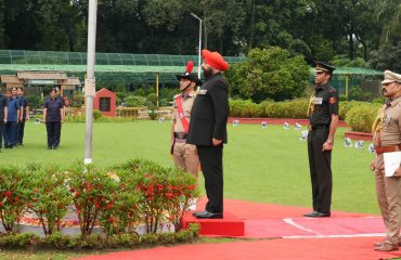 स्वतंत्रता दिवस के अवसर पर राजभवन में ध्वजारोहण कर राष्ट्रीय ध्वज को सलामी देते हुए राज्यपाल।