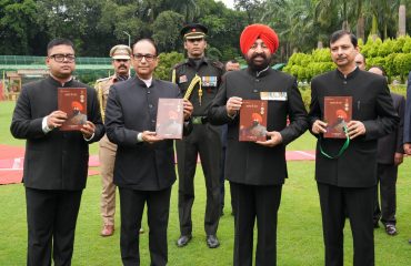 स्वतंत्रता दिवस के अवसर पर ‘‘आत्मा के स्वर’’ पुस्तक का विमोचन करते हुए राज्यपाल।