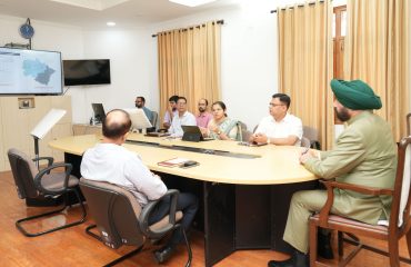 राज्यपाल के समक्ष ‘‘चारधाम डैशबोर्ड’’ का प्रस्तुतीकरण देती हुईं निदेशक आईटीडीए नितिका खंडेलवाल।