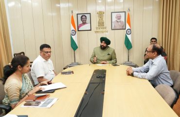 राज्यपाल के समक्ष ‘‘चारधाम डैशबोर्ड’’ का प्रस्तुतीकरण देती हुईं निदेशक आईटीडीए नितिका खंडेलवाल।