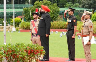 स्वतंत्रता दिवस के अवसर पर राजभवन में ध्वजारोहण कर राष्ट्रीय ध्वज को सलामी देते हुए राज्यपाल।