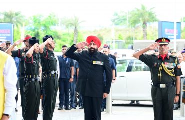 शहीद हुए 48 राष्ट्रीय राइफल के कैप्टन दीपक सिंह को श्रद्धांजलि देते हुए राज्यपाल।