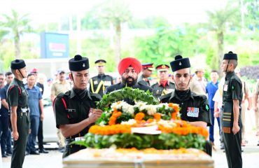 शहीद हुए 48 राष्ट्रीय राइफल के कैप्टन दीपक सिंह के पार्थिव शरीर पर पुष्प चक्र अर्पित करते हुए राज्यपाल।