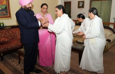 राजभवन में रक्षाबंधन के अवसर पर राज्यपाल को राखी बांधती हुईं ब्रह्माकुमारी प्रजापिता की बहनें।