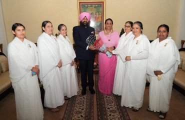 राजभवन में रक्षाबंधन के अवसर पर राज्यपाल से मुलाकात करती हुईं ब्रह्माकुमारी प्रजापिता की बहनें।
