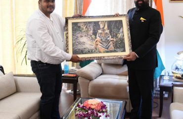 Wildlife photographer Bilal Khan presenting a photo frame to the Hon’ble Governor.