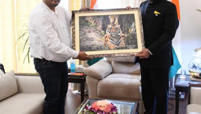 Wildlife photographer Bilal Khan presenting a photo frame to the Hon’ble Governor.