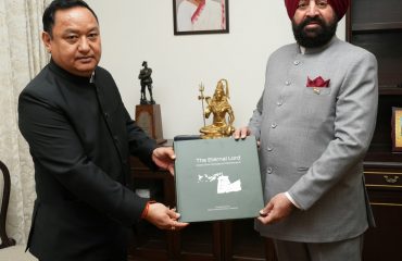 राज्यपाल से शिष्टाचार भेंट कर कॉफी टेबल बुक ‘दि एटर्नल लॉर्ड-ग्रेट शिव टेम्पल्स ऑफ उत्तराखण्ड’ भेंट करते हुए जिलाधिकारी हरिद्वार धीराज सिंह गर्ब्याल।