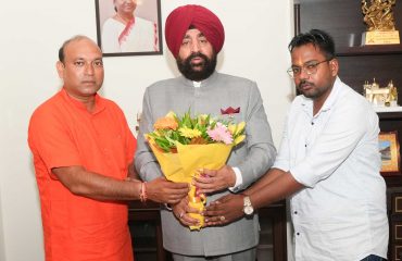 राज्यपाल से शिष्टाचार भेंट करते हुए राज्य सफाई कर्मचारी आयोग के सदस्य विनय प्रताप सिंह।