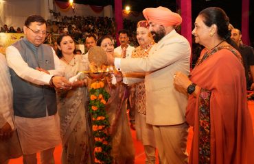 पुलिस लाइन, देहरादून में आयोजित श्री कृष्ण जन्माष्टमी के अवसर पर आयोजित में कार्यक्रम का दी प्रज्वलित करते हुए राज्यपाल एवं मुख्यमंत्री।