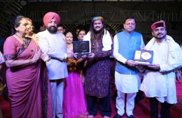 कार्यक्रम के अवसर पर कलाकारों को सम्मानित करते हुए राज्यपाल एवं मुख्यमंत्री।