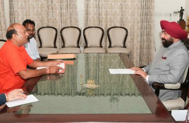 राज्यपाल से शिष्टाचार भेंट करते हुए राज्य सफाई कर्मचारी आयोग के सदस्य विनय प्रताप सिंह।