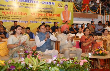 पुलिस लाइन, देहरादून में आयोजित श्री कृष्ण जन्माष्टमी के अवसर पर आयोजित में कार्यक्रम देखते हुए राज्यपाल एवं मुख्यमंत्री।