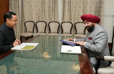 राज्यपाल से शिष्टाचार भेंट कर कॉफी टेबल बुक ‘दि एटर्नल लॉर्ड-ग्रेट शिव टेम्पल्स ऑफ उत्तराखण्ड’ भेंट करते हुए जिलाधिकारी हरिद्वार धीराज सिंह गर्ब्याल।