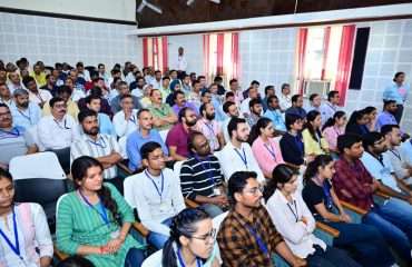 भारतीय पेट्रोलियम संस्थान- सीएसआईआर में आयोजित कार्यक्रम में उपराष्ट्रपति को सुनते हुए वैज्ञानिक एवं शोधार्थी।