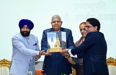 Governor and Director of Indian Institute of Petroleum, Dr. H.S. Bisht presenting a replica of Kedarnath momento to the Vice President.