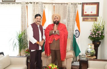 राज्यपाल से शिष्टाचार भेंट करते हुए श्री बद्रीनाथ-केदारनाथ मंदिर समिति (बीकेटीसी) के अध्यक्ष अजेंद्र अजय।