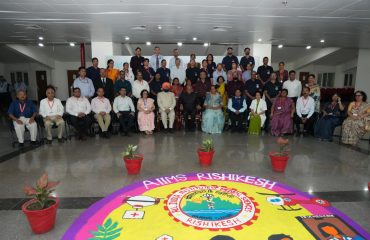 कार्यक्रम के अवसर पर छात्रों और संकाय सदस्यों के साथ उपराष्ट्रपति एवं राज्यपाल।