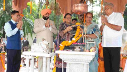 Vice President, Dr. (Smt.) Sudesh Dhankhar and Governor offering prayers at Rajpragyeshwar Mahadev Temple at Raj Bhawan.