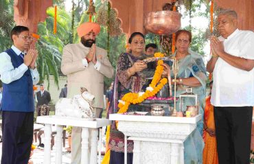 राजभवन स्थित राजप्रज्ञेश्वर महादेव मंदिर में पूजा-अर्चना करते हुए उपराष्ट्रपति, डॉ. (श्रीमती) सुदेश धनखड़ एवं राज्यपाल।