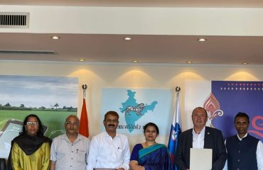 The Governor congratulating the University on the signing of MoU between GBPUAT, Pantnagar and the Agricultural Institute of Slovenia