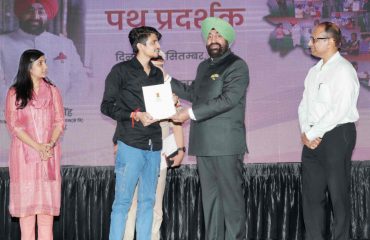 Governor giving scholarships to meritorious students in the “Path Pradarshak” program.