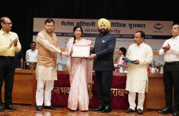 Governor and Chief Minister honouring teachers with Shailesh Matiyani State Educational Award on Teachers' Day.
