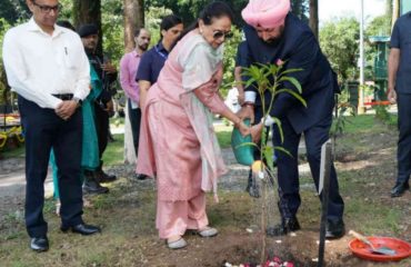 राजभवन परिसर में ‘‘एक पेड़ मां के नाम’’ अभियान के अंतर्गत पौधारोपण करते हुए राज्यपाल एवं प्रथम महिला श्रीमती गुरमीत कौर।