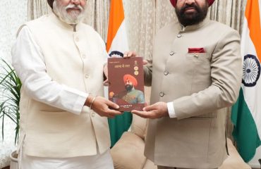 Governor presenting the book 'Atma ke Swar' to Chairman of Hemkund Sahib Management Trust, Narendrajit Singh Bindra.