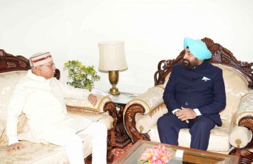 Governor Lt. Gen Gurmit Singh (Retd) in conversation with Governor Shri Shiv Pratap Shukla.