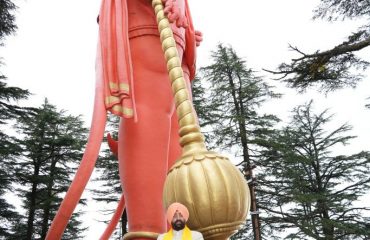 शिमला स्थित जाखू मंदिर में श्री हनुमान जी के दर्शन करते हुए राज्यपाल लेफ्टिनेंट जनरल गुरमीत सिंह (से नि)।