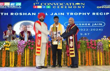 Governor presenting the Seth Roshan Lal Jain Trophy to students on the convocation.