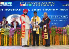 Governor presenting the Seth Roshan Lal Jain Trophy to students on the convocation.;?>