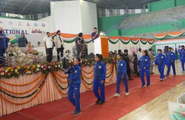 Governor interacting with the Wushu players.