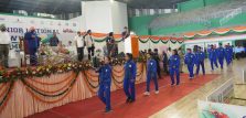Governor interacting with the Wushu players.;?>
