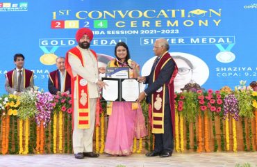 Governor presenting medals and degrees to the students on the convocation.