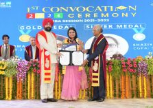 Governor presenting medals and degrees to the students on the convocation.;?>