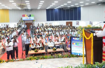 कोर विश्वविद्यालय के प्रथम दीक्षांत समारोह को संबोधित करते हुए राज्यपाल।