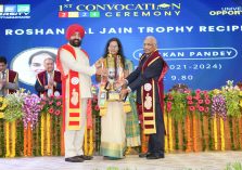 Governor presenting the Seth Roshan Lal Jain Trophy to students on the convocation.;?>