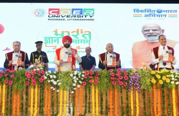 कोर विश्वविद्यायल में आयोजित भारत ज्ञान समागम की स्मारिका का अनावरण करते हुए राज्यपाल।
