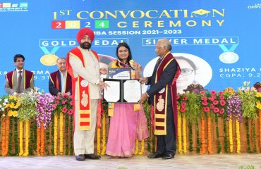 दीक्षांत समारोह के अवसर पर छात्र-छात्राओं को मेडल व उपाधि प्रदान करते हुए राज्यपाल।