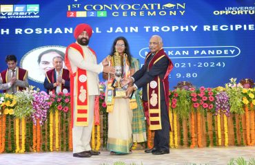 दीक्षांत समारोह के अवसर पर छात्र-छात्राओं को कोर विश्वविद्यालय की सेठ रोशन लाल जैन ट्रॉफी प्रदान करते हुए राज्यपाल।