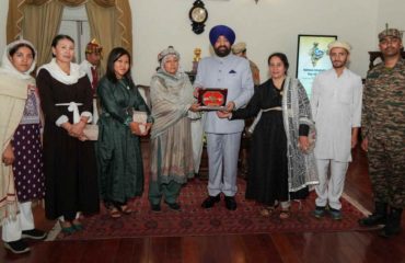 Governor presenting mementoes to teachers of Nubra Valley, Ladakh, who came on “National Unity Yatra”.